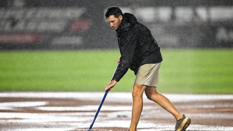 Grounds crew for Reds-Brave