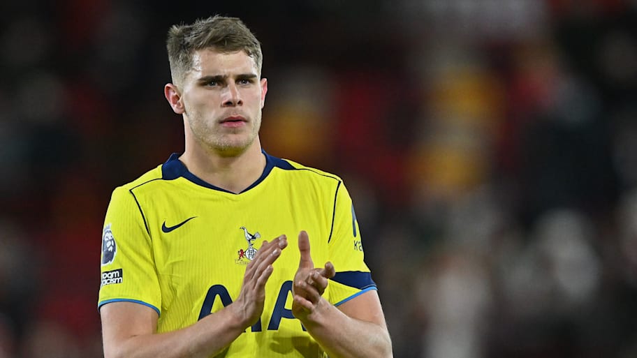 Micky van de Ven clapping.