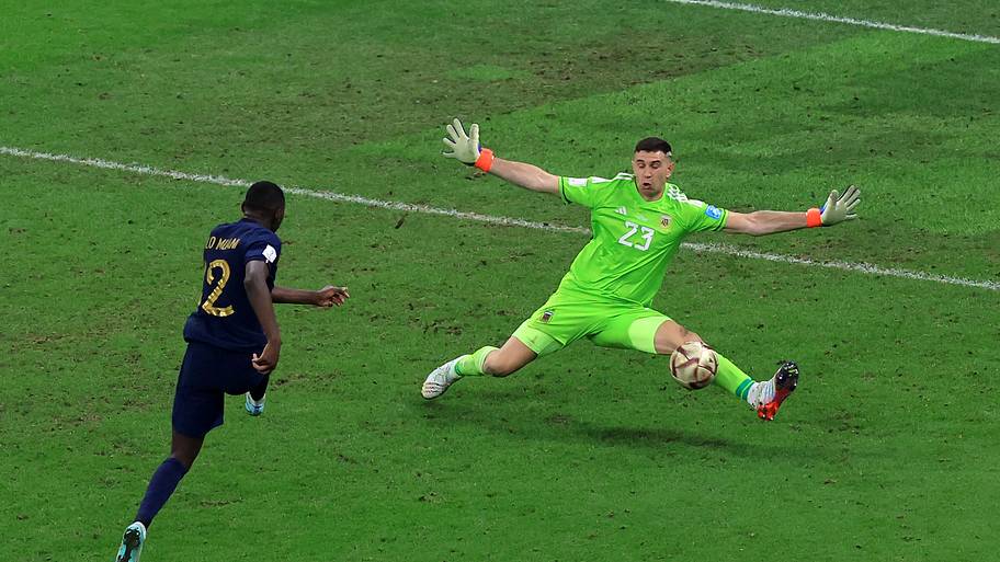 Emi Martinez save World Cup 2022