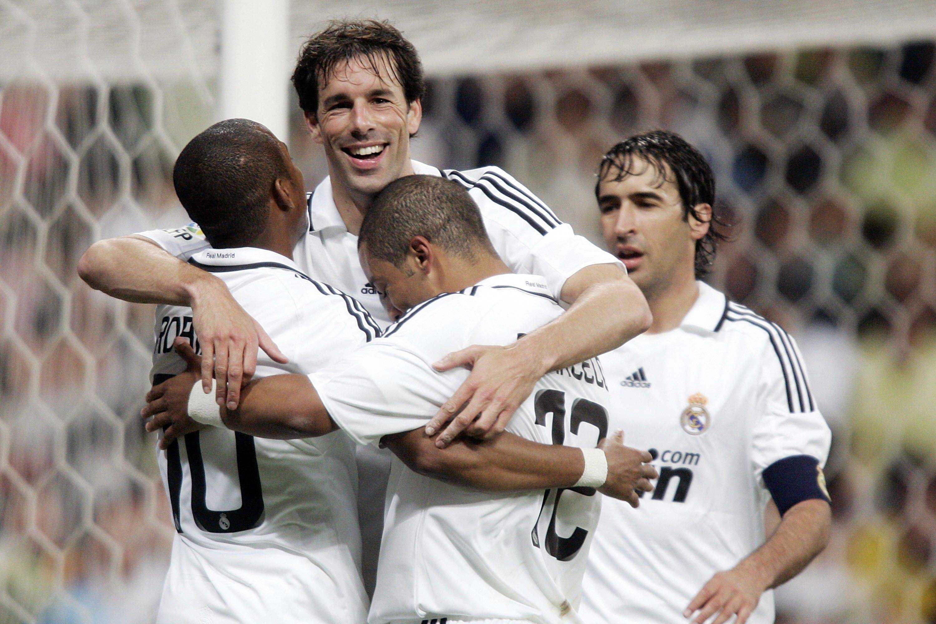 Deportista corriendo en el campo