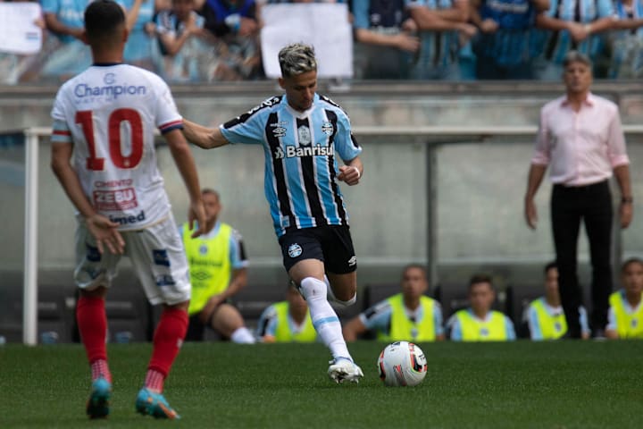 Grêmio comunica lesão muscular do atacante Biel, e Renato tem novo problema para a reta final da Série B