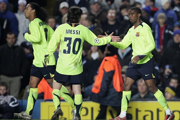 ลิโอเนล เมสซี่ (กลาง) ฉลองกับซามูเอล เอโต้