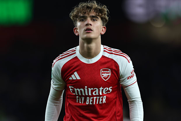 马克斯·道曼在阿森纳对阵布拉格斯拉维亚的欧冠比赛中观察比赛。