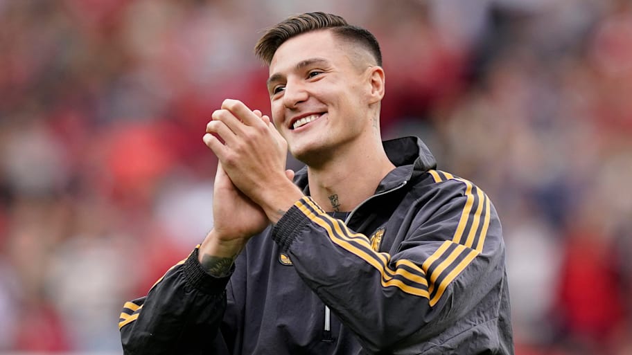 Benjamin Šeško applauding the Old Trafford crowd.