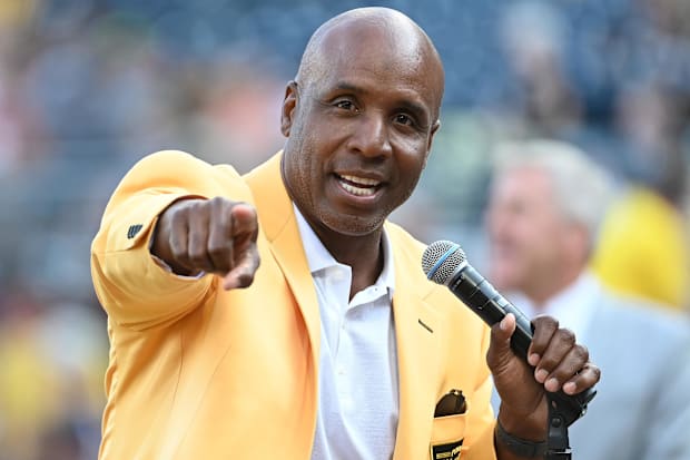 Barry Bonds showing love to the fans at his Pirates HOF induction ceremony