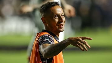 Lateral Rafinha deixou o São Paulo, mas adiou a aposentadoria