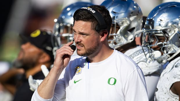 Oregon Ducks head coach Dan Lanning against the Arizona State Sun Devils at Mountain America Stadium.\