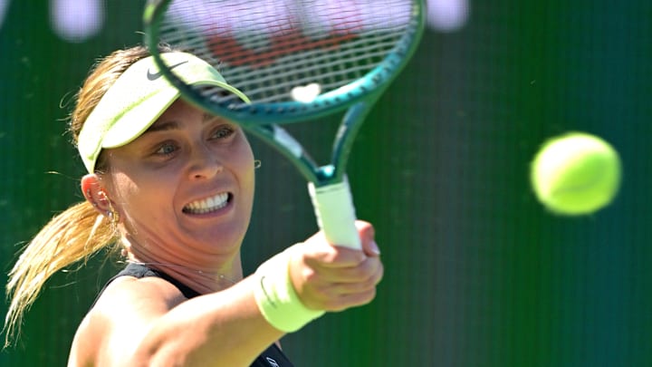 Paula Badosa hits a shot