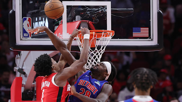 Isaiah Stewart de los Pistons bloquea a Amen Thompson de los Rockets en el Toyota Center