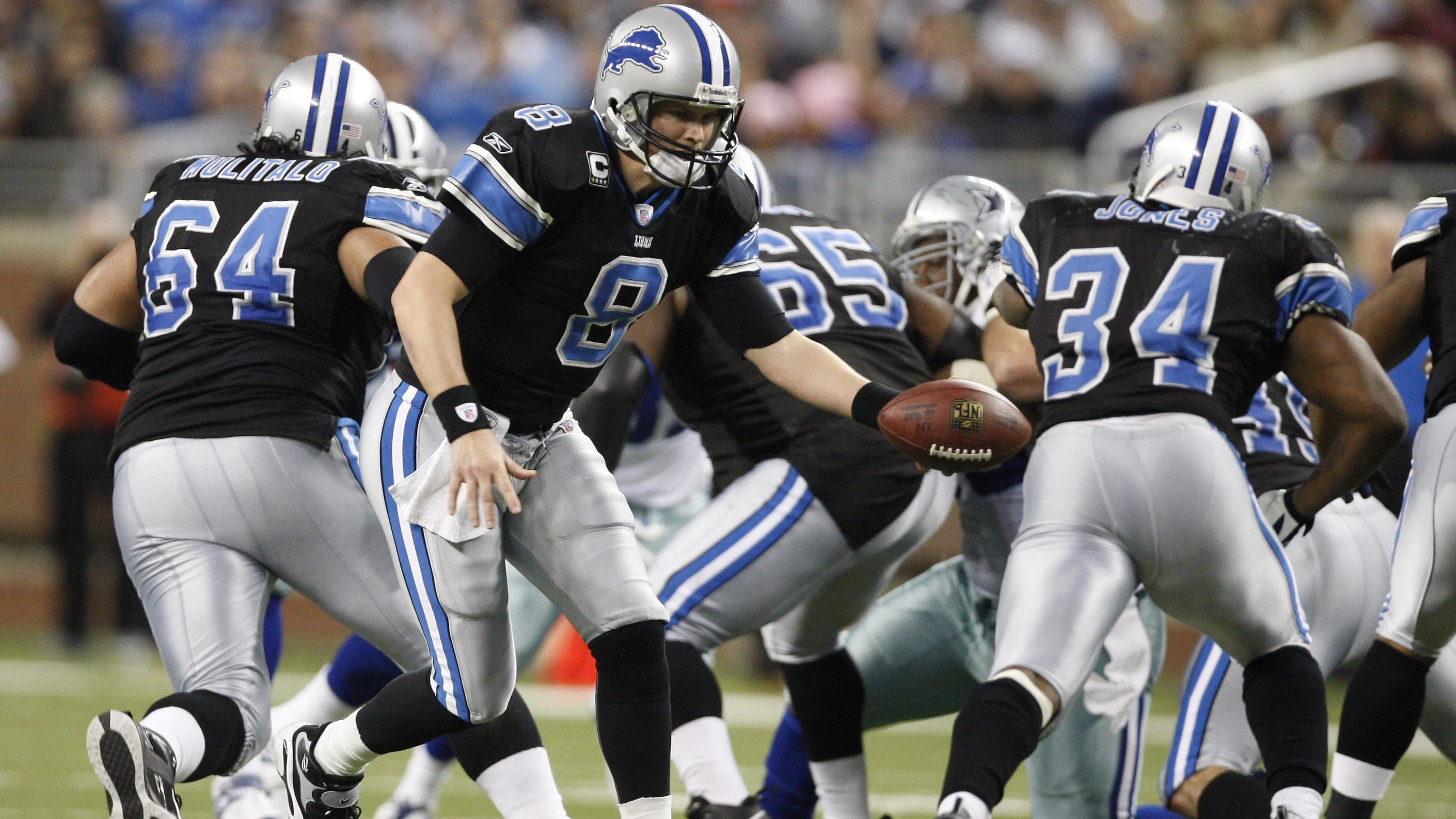  Detroit Lions quarterback Jon Kitna (8) hands off to running back Kevin Jones (34). 