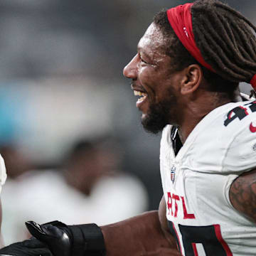 Former Atlanta Falcons outside linebacker Bud Dupree re-signed with the Los Angeles Chargers on Wednesday.