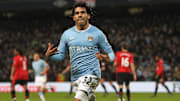 Carlos Tévez le marca al Manchester United por la final de la Carling Cup.