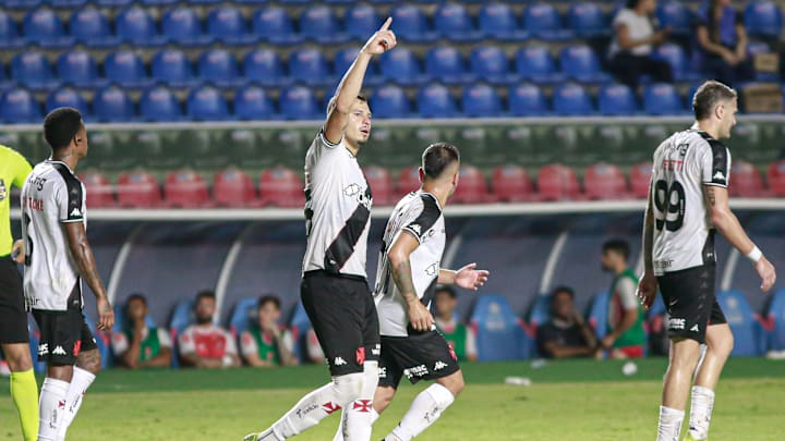 Hugo Moura, meio-campista do Vasco em 2025