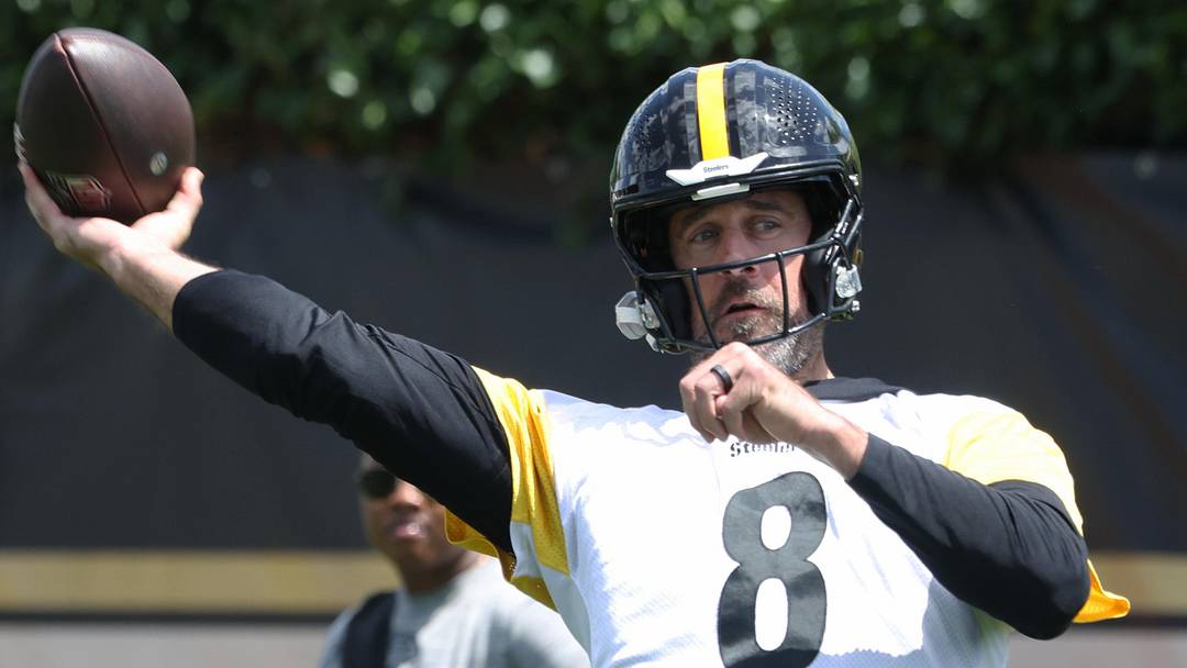 Pittsburgh Steelers quarterback Aaron Rodgers (8)