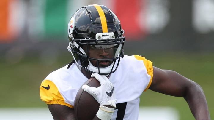 Former Pittsburgh Steelers wide receiver Brandon Johnson participates in drills during training camp.