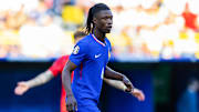 Eduardo Camavinga fait la comparaison entre Didier Deschamps et Carlo Ancelotti. 
