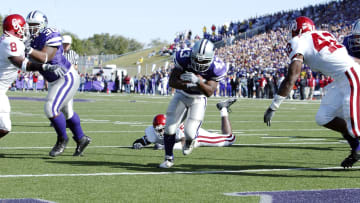 Oct 16,2004; Manhattan, KS, USA; Kansas State Wildcats running back Darren Sproles scores a touchdown in the 1st quarter against the Oklahoma Sooners during their game at the KSU Stadium/ Wagner Field in Manhattan, Kansas. Oklahoma led Kansas St. 17-14 at halftime. Mandatory Credit: Photo by Tim Heitman-USA TODAY Sports(c) Copyright 2004 Tim Heitman