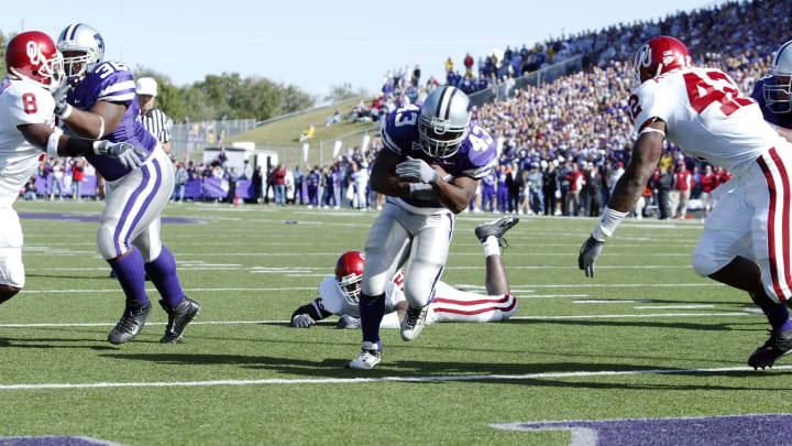 Oct 16,2004; Manhattan, KS, USA; Kansas State Wildcats running back Darren Sproles scores a touchdown in the 1st quarter against the Oklahoma Sooners during their game at the KSU Stadium/ Wagner Field in Manhattan, Kansas. Oklahoma led Kansas St. 17-14 at halftime. Mandatory Credit: Photo by Tim Heitman-USA TODAY Sports(c) Copyright 2004 Tim Heitman