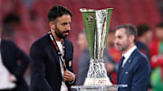 Ruben Amorim musste am Europa-League-Pokal vorbeilaufen