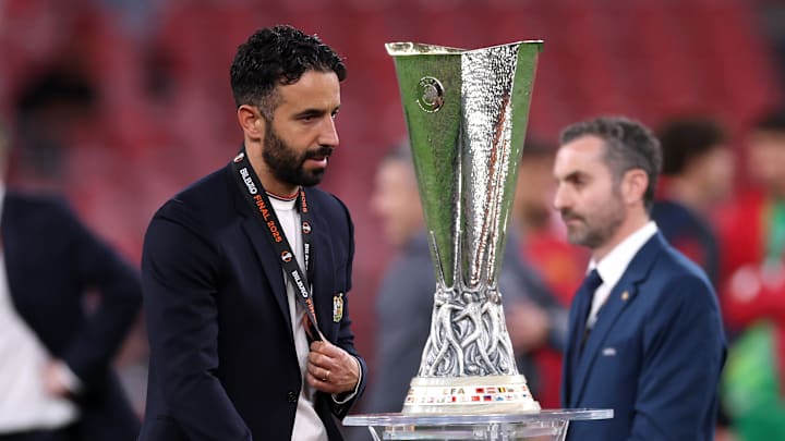 Ruben Amorim musste am Europa-League-Pokal vorbeilaufen Ruben Amorim musste am Europa-League-Pokal vorbeilaufen