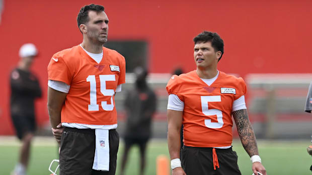 Cleveland Browns quarterback Dillon Gabriel (5) talks to quarterback Joe Flacco (15) during minicamp