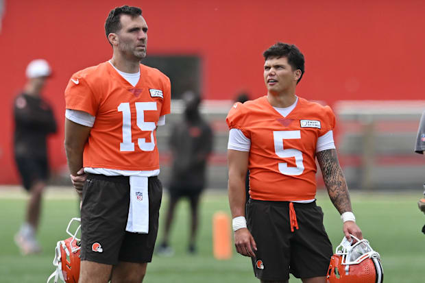 leveland Browns quarterback Dillon Gabriel (5) talks to quarterback Joe Flacco (15) during minicamp