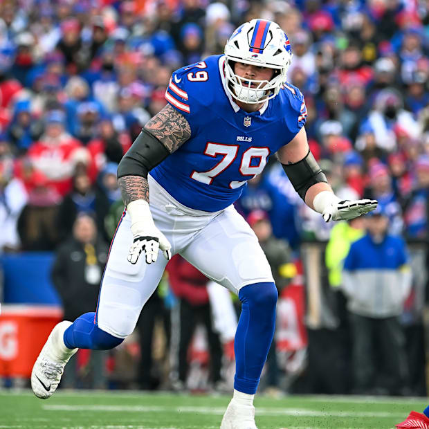 Spencer Brown (79) in pass protection