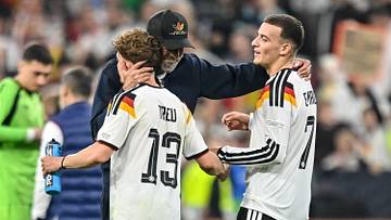 Jürgen Klopp herzt Philipp Treu und Said El Mala