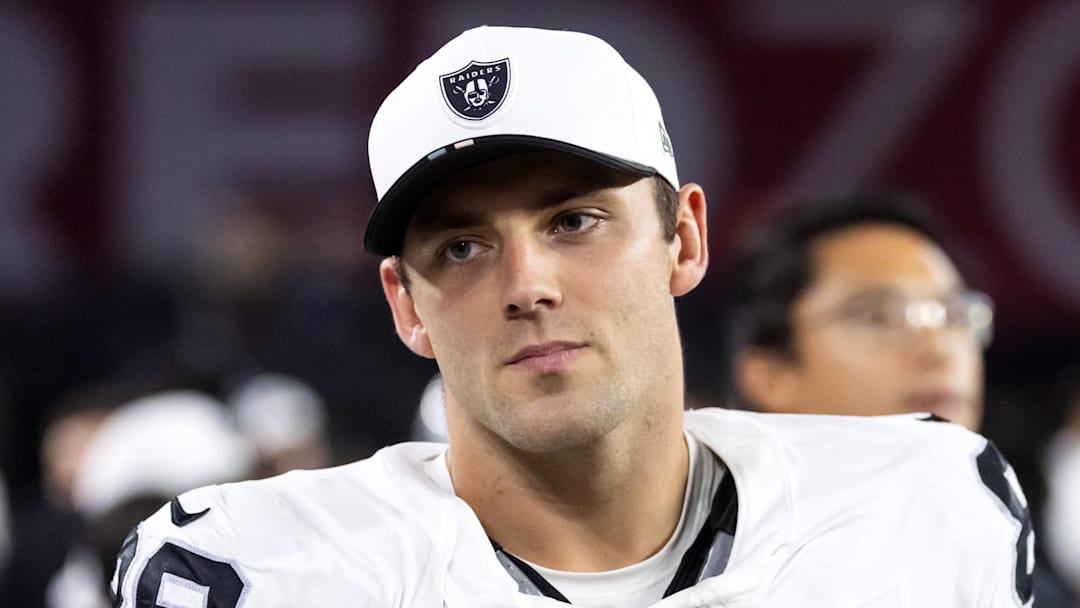 Aug 23, 2025; Glendale, Arizona, USA; Las Vegas Raiders tight end Brock Bowers (89) against the Arizona Cardinals during a preseason NFL game at State Farm Stadium. Mandatory Credit: Mark J. Rebilas-Imagn Images