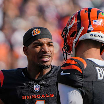 Cincinnati Bengals wide receiver Ja'Marr Chase (1) and quarterback Joe Burrow (9) talk during a timeout.
