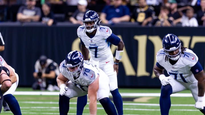 Aug 25, 2024; New Orleans, Louisiana, USA;  Tennessee Titans quarterback Malik Willis (7) looks over the New Orleans Saints defense during the second half at Caesars Superdome. Mandatory Credit: Stephen Lew-USA TODAY Sports