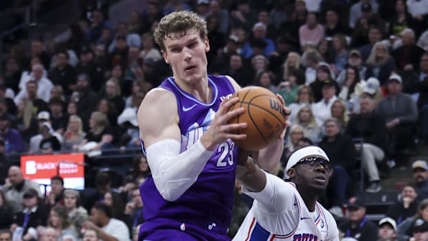 Utah Jazz striker Lauri Markkanen (23) and the 76 -player of Philadelphia Reggie Jackson (00) are fighting for a rebound during the third
