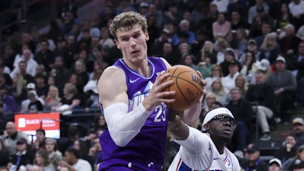 The Utah Jazz striker Lauri Markkanen (23) and the 76 -player of Philadelphia Reggie Jackson (00) are fighting for a rebound