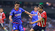 Erik Lira de Cruz Azul y Ricardo Marín de Chivas durante el C2024