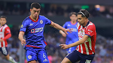 Erik Lira de Cruz Azul y Ricardo Marín de Chivas durante el C2024