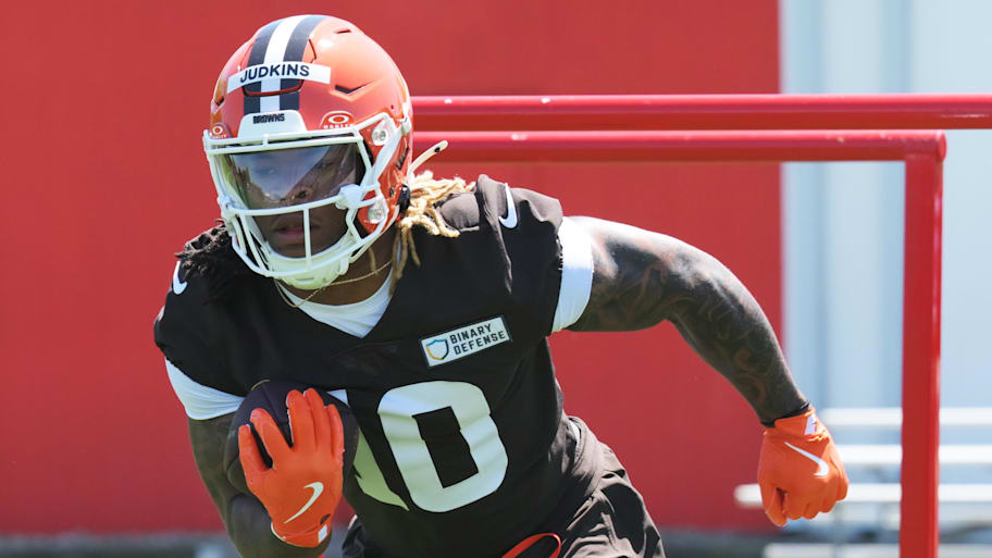 Cleveland Browns running back Quinshon Judkins (10) runs with the ball during rookie minicamp. | Ken Blaze-Imagn Images