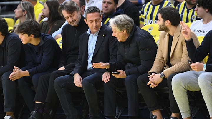 Ali Koç ile Jorge Jesus basketbol maçını takip ediyor.