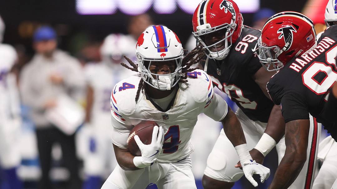 Oct 13, 2025; Atlanta, Georgia, USA; Buffalo Bills running back James Cook (4) carries the ball against the Atlanta Falcons during the first half of a game at Mercedes-Benz Stadium. Mandatory Credit: Brett Davis-Imagn Images