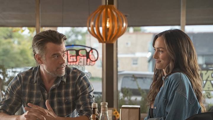 RANSOM CANYON SEASON 2. (L to R) Josh Duhamel as Staten and Minka Kelly as Quinn in Episode 203 of Ransom Canyon Season 2