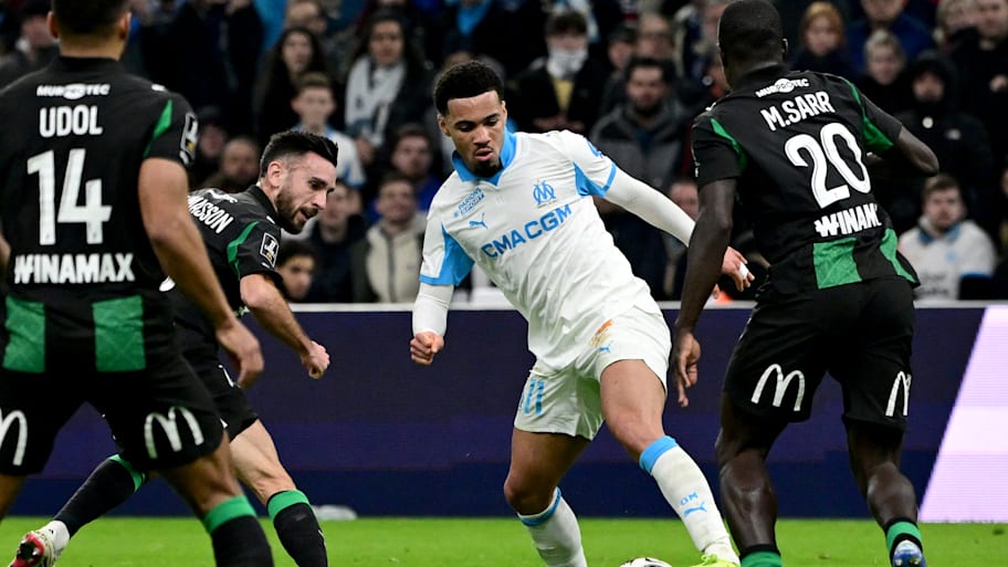 Ethan Nwaneri surrounded.