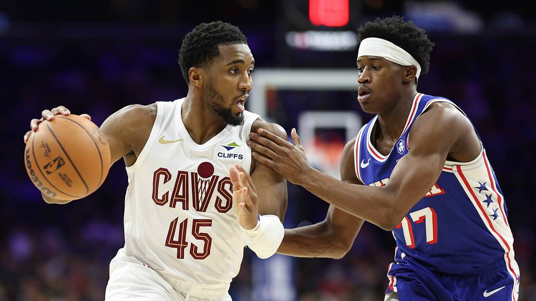 Jan 14, 2026; Philadelphia, Pennsylvania, USA; Cleveland Cavaliers guard Donovan Mitchell (45) drives against Philadelphia 76ers guard Vj Edgecombe (77) during the third quarter at Xfinity Mobile Arena. Mandatory Credit: Bill Streicher-Imagn Images Jan 14, 2026; Philadelphia, Pennsylvania, USA; Cleveland Cavaliers guard Donovan Mitchell (45) drives against Philadelphia 76ers guard Vj Edgecombe (77) during the third quarter at Xfinity Mobile Arena. Mandatory Credit: Bill Streicher-Imagn Images