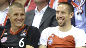 Die beiden früheren FCB-Profis Franck Ribery (rechts) und Bastian Schweinsteiger (links) beim Besuch eines Spiels der Basketballabteilung.