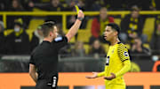 Dortmunds Jude Bellingham kassiert die Gelbe Karte