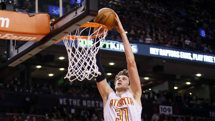 Mar 30, 2016; Toronto, Ontario, CAN; Atlanta Hawks forward Mike Muscala (31) goes to dunk against the Toronto Raptors at the Air Canada Centre. Toronto defeated Atlanta 105-97 for their franchise record 50th win in a season. Mandatory Credit: John E. Sokolowski-USA TODAY Sports