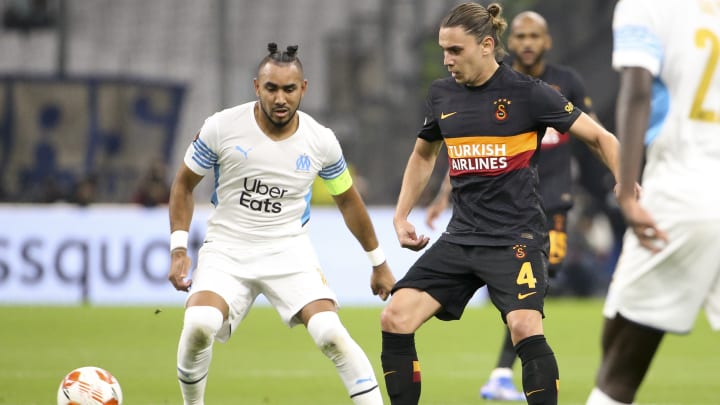 Taylan Antalyalı ile Dimitri Payet top kapma mücadelesinde Taylan Antalyalı ile Dimitri Payet top kapma mücadelesinde