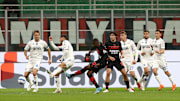 Il tiro di precisione di Kalulu che realizza il gol vittoria