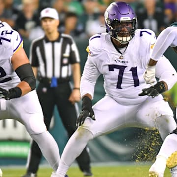Vikings tackle Christian Darrisaw prepares to block Josh Sweat in a game against the Eagles. 