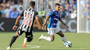 Companheiros no Palmeiras, agora Gabriel Menino e Dudu estão em lados opostos no futebol mineiro