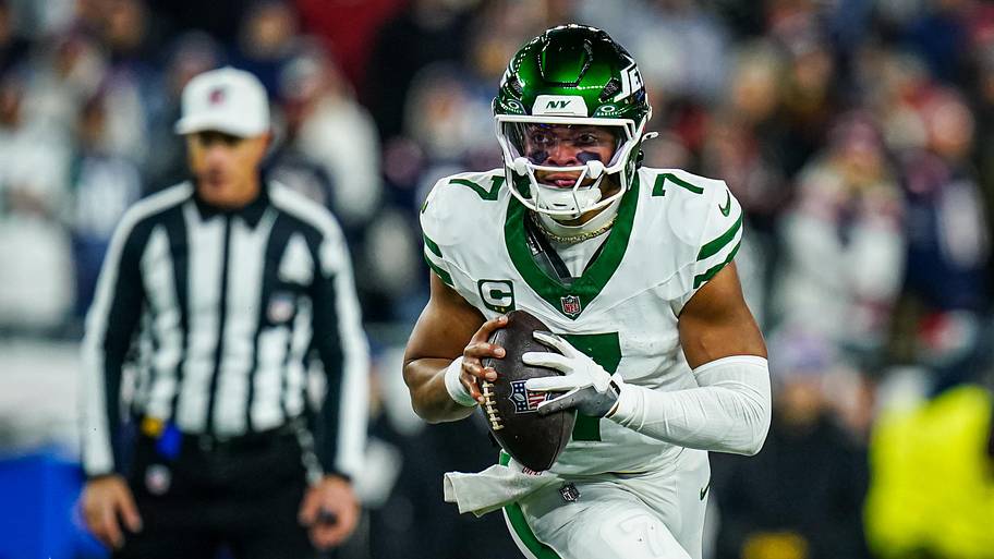 Justin Fields runs out of the pocket for the Jets.