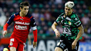 Isaác Brizuela (Chivas) y el argentino Santiago Colombatto (León) en el Clausura 2022.